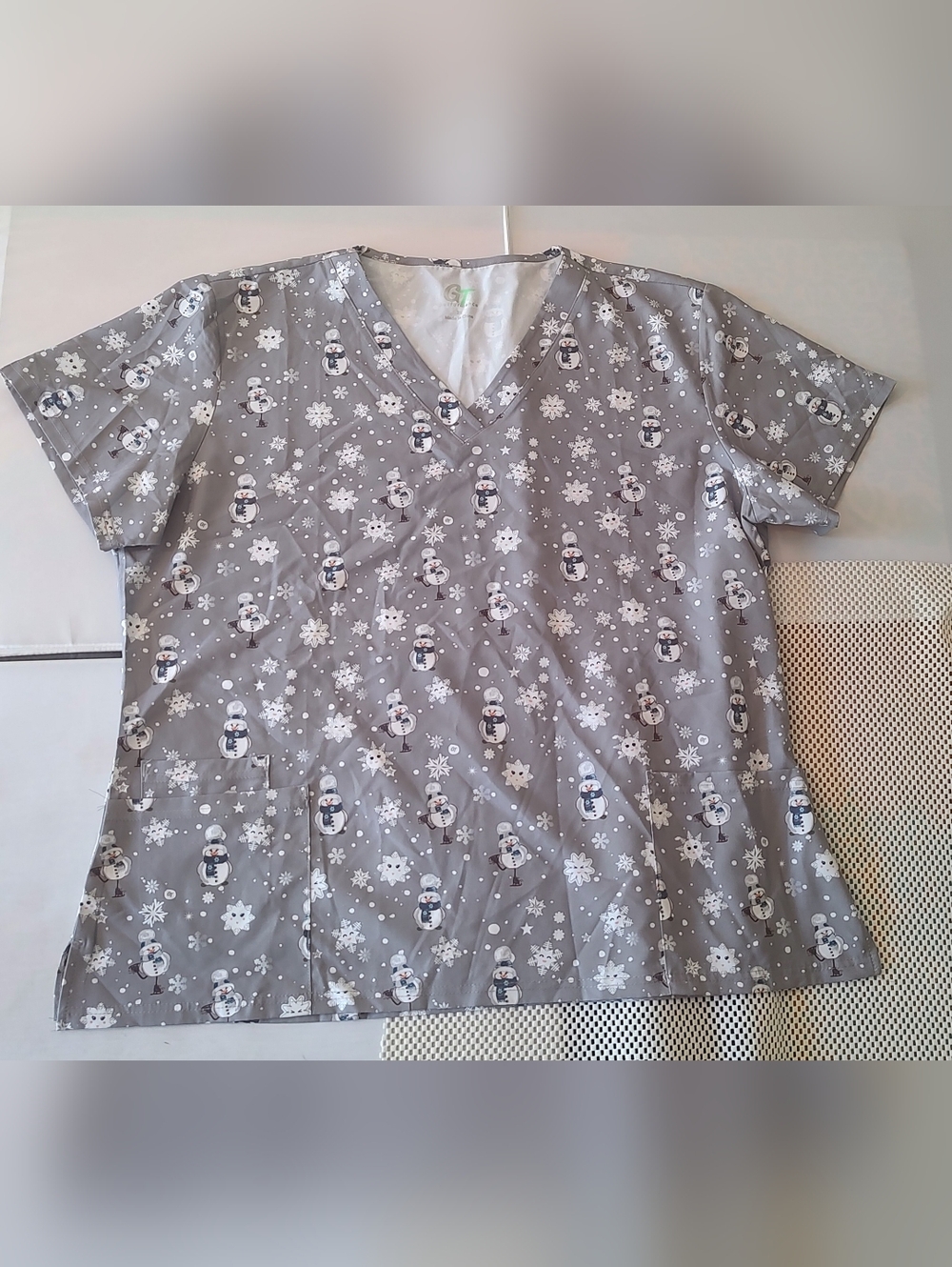 GT Performance Women's Size 2X Scrub Top Snowman Gently Used Grey/White Snow